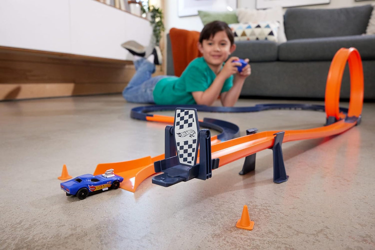 Hot Wheels Toy Car RC Set with 1:64 Scale Remote-Control Vehicle & 30+ Pieces of Race Track to Create Multiple Configurations